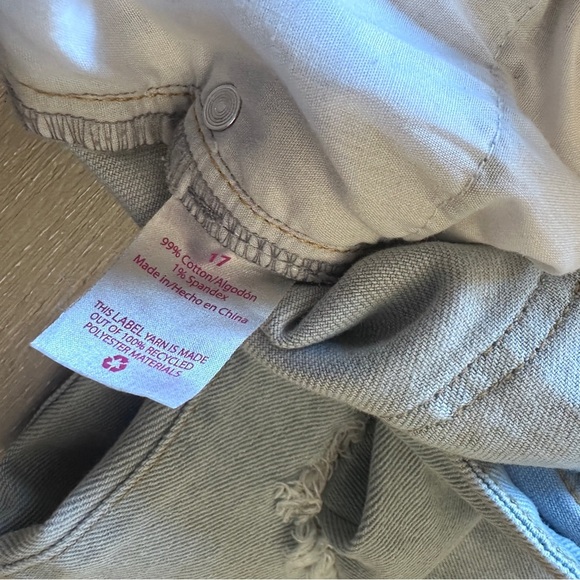 Relaxed Light Blue Distressed Jeans - Picture 6 of 7